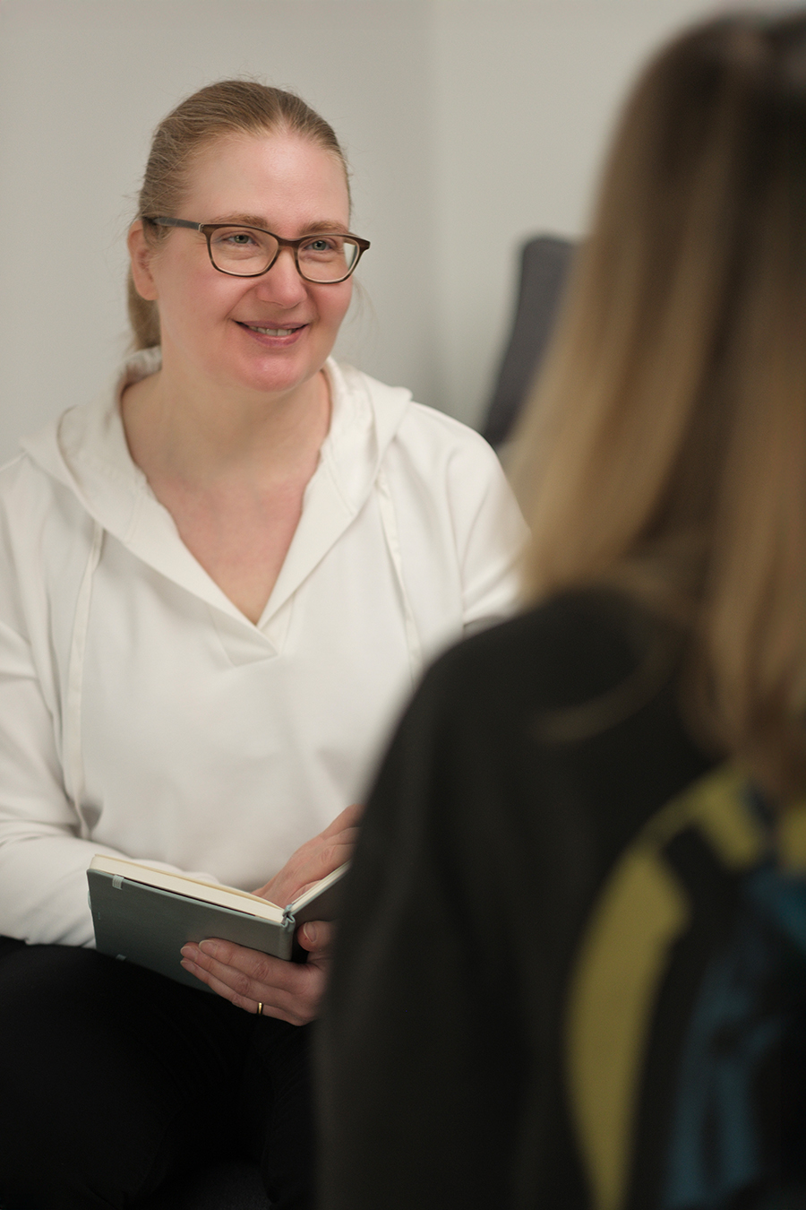 Das Bild zeigt die Systemische Coach Franziska Sommerfeld im Gespräch mit einer Klientin.